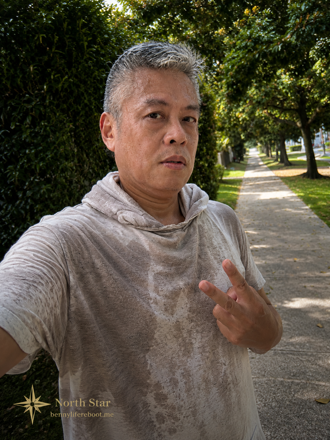 跑后林荫道上, 汗透的 T 恤