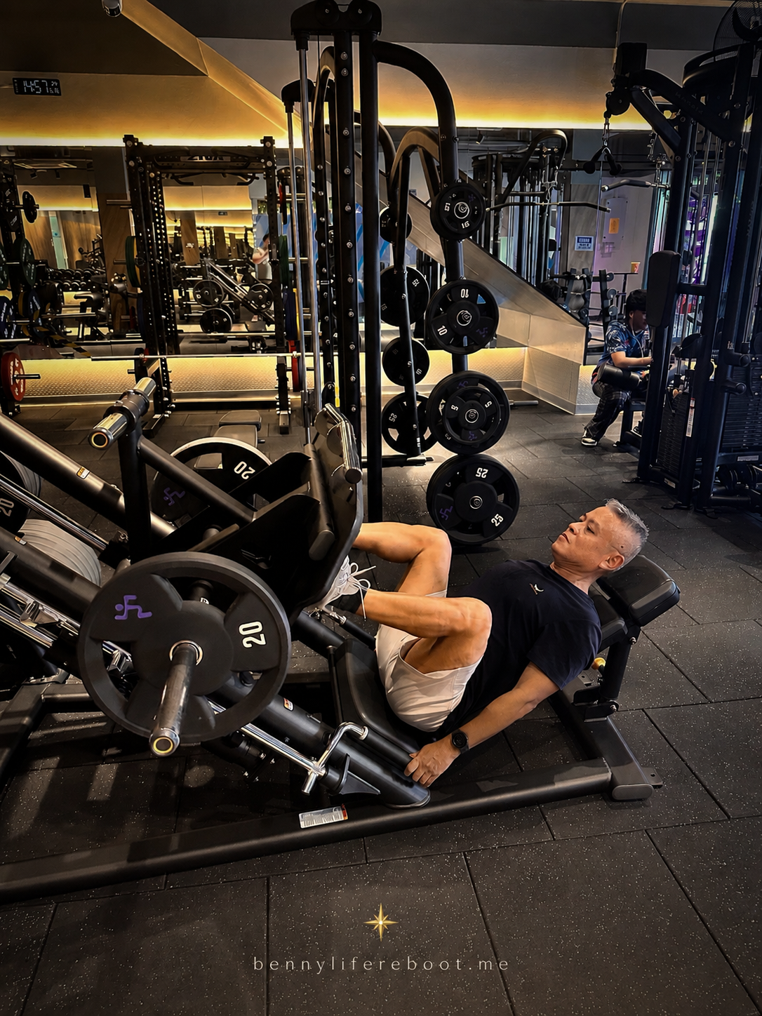 健身房里做腿举(Leg Press)的力量训练